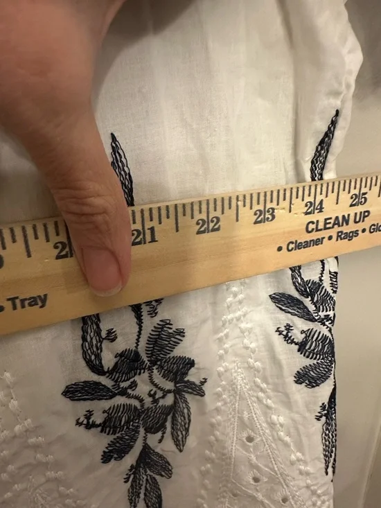 Kindred white boho top featuring navy blue floral embroidery Size 1X - Picture 4 of 8